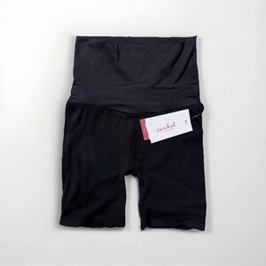 Isabel Maternity by Ingrid & Isabel Black Women's Shorts